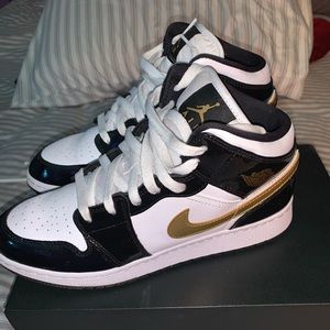 Jordan 1 mid “black gold” 2019